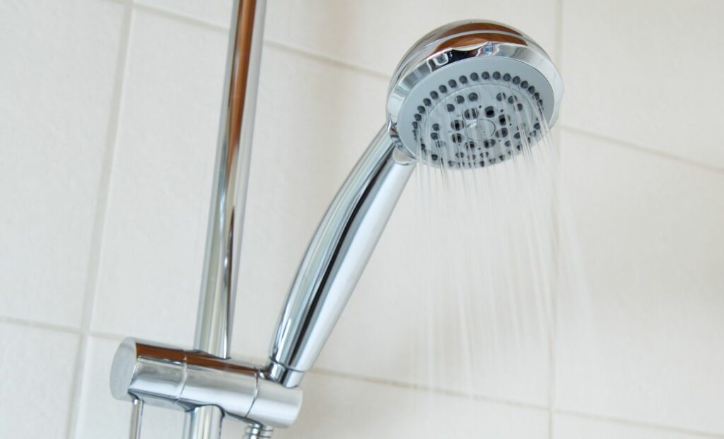 Soak your shower head in vinegar and water for the entire night to clean it (Source: Internet)