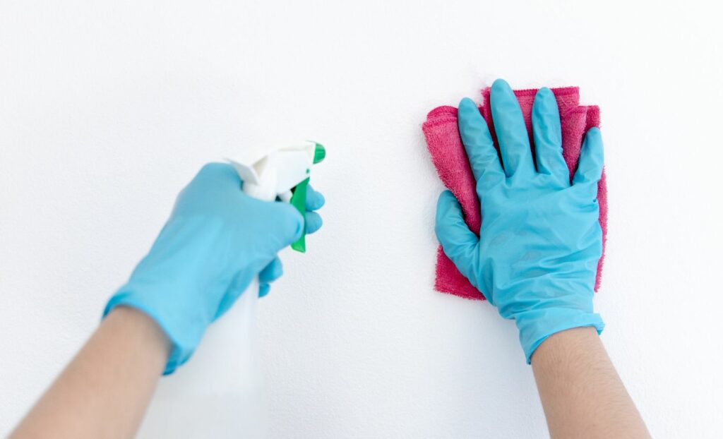 You can hire a cleaning crew for a once-off visit, a weekly cleaning, or the day after your phone for a consultation (Source: Internet)