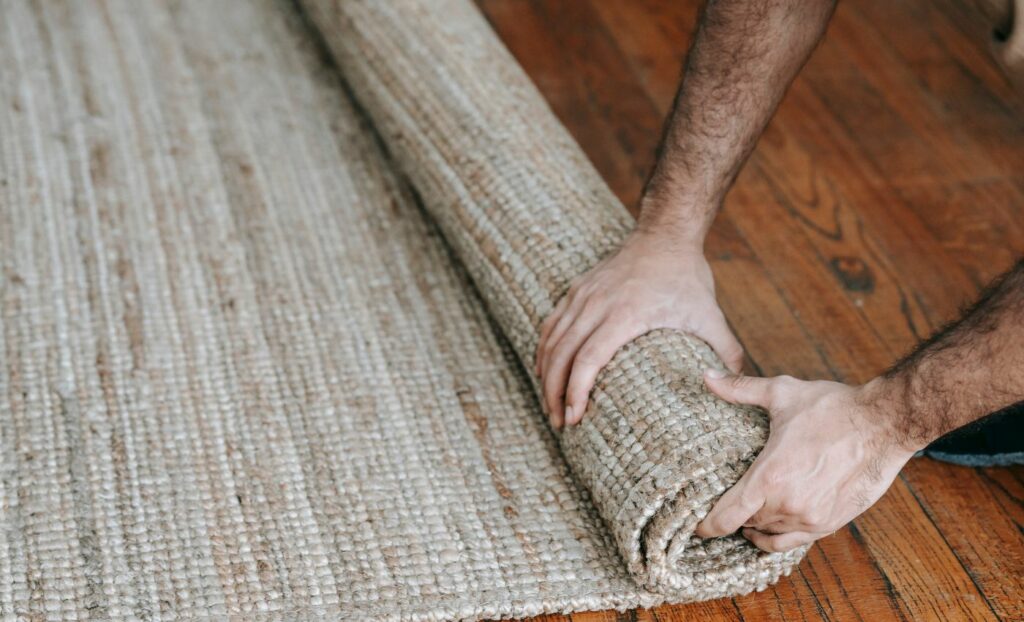 To choose the best carpet cleaning solution, the first step is identifying if your carpet is made of synthetic or natural fibers (Source: Internet)