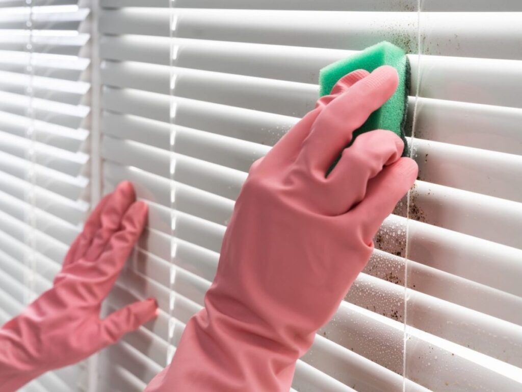 Clean window and blinds before moving out (Source: Internet)