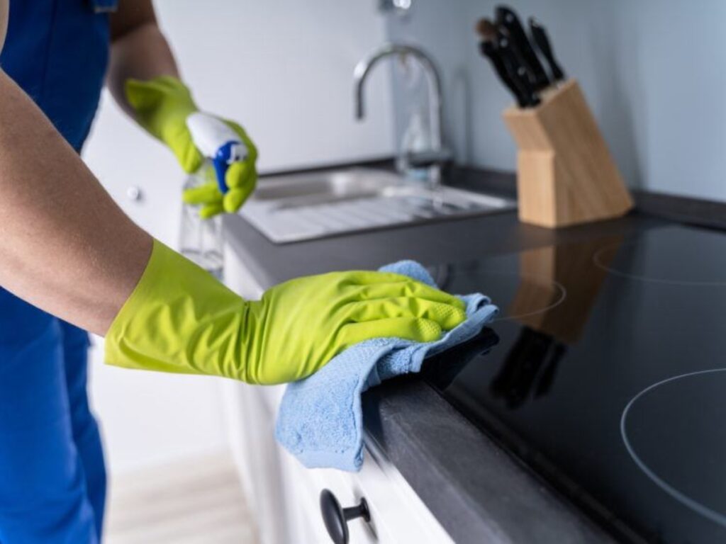 Deep cleaning the kitchen (Source: Internet)