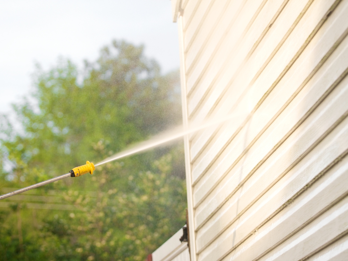 Why hiring pressure washing service