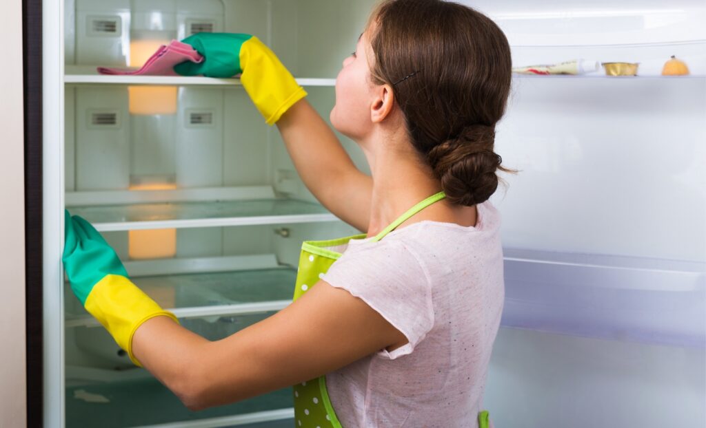 Clean the refrigerator and remove any leftover foods (Source: Internet)