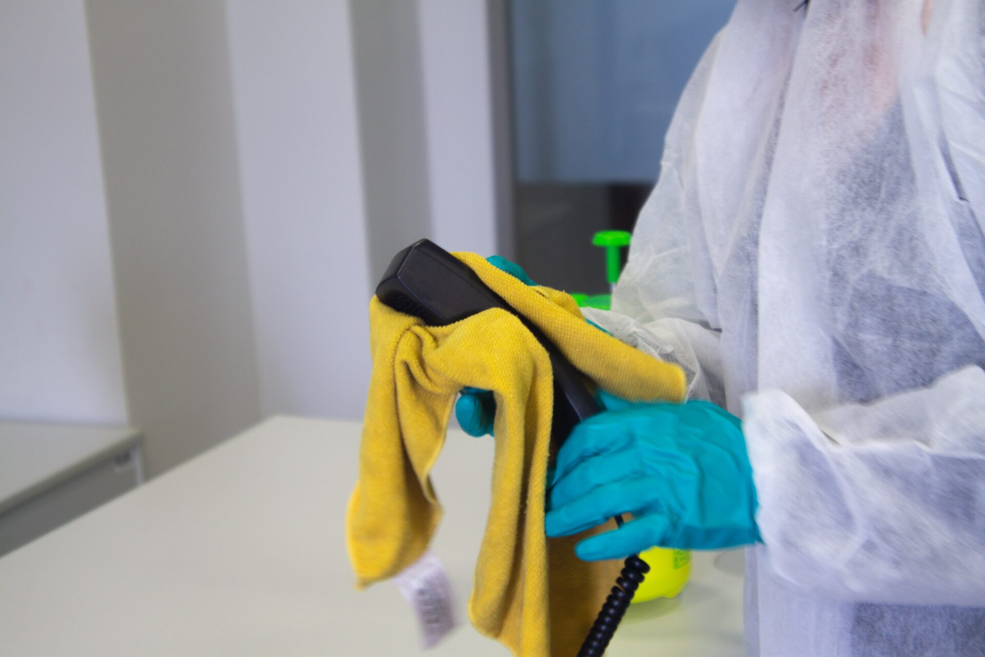 Deep Cleaning Services: Its Benefits and Advantages of Experts vs. Self-Cleaning