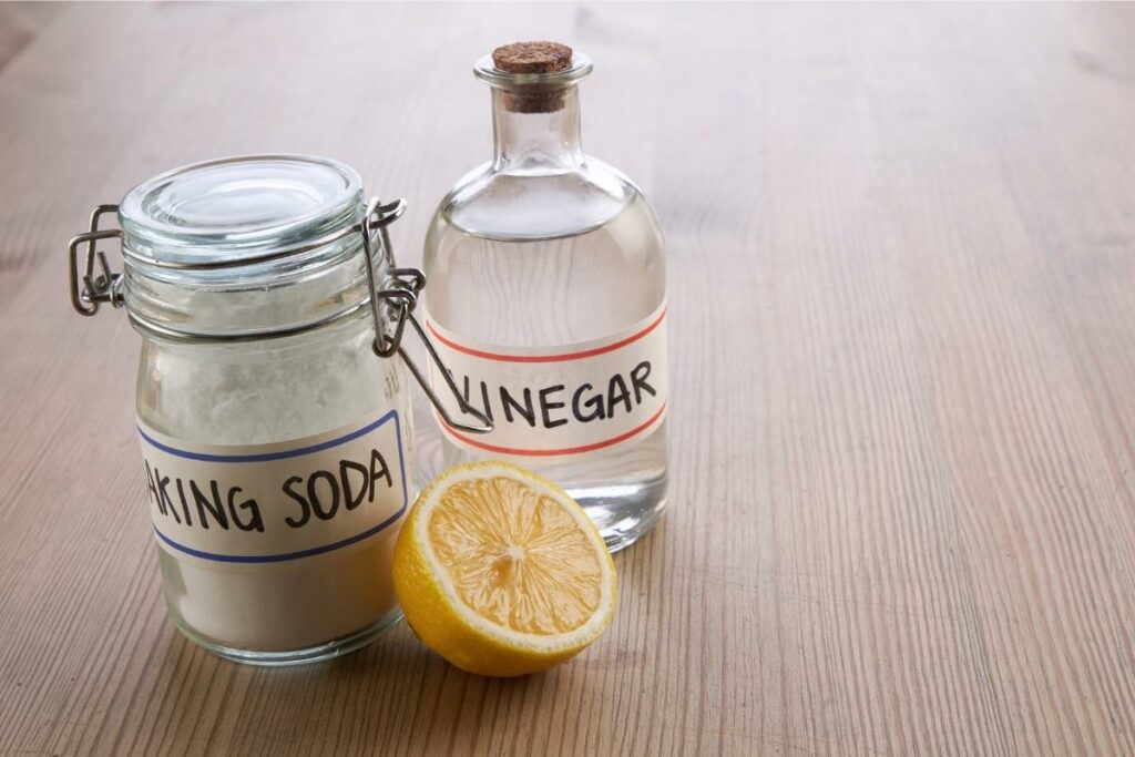 Combining baking soda and vinegar for better use 