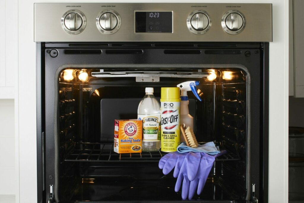 Oven cleaning equipment that will lighten your cleaning process