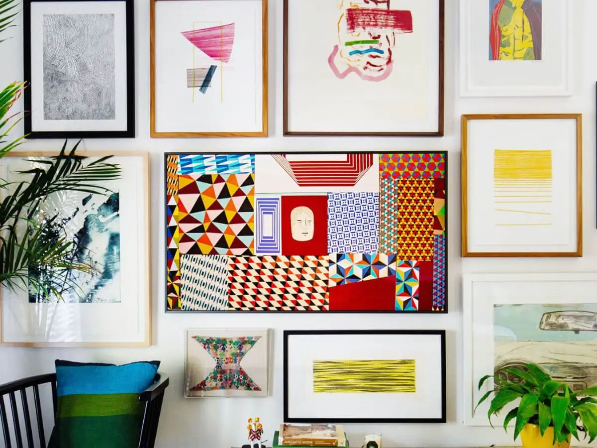 6 Creative Ways to Decorate a Large Wall in Your Living Room
